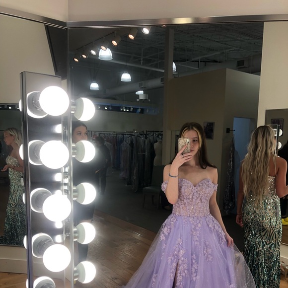 Meet your Posher, Kaitlyn - Picture 4 of 5